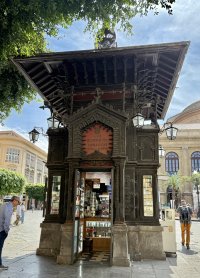 Kiosk in front of Opera House 200