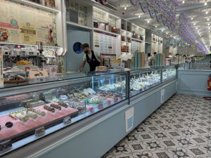 pastry & gelato shop300